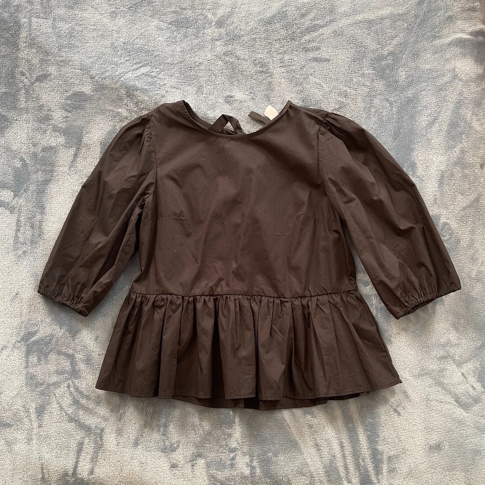 DIVIDED black open back, puffy sleeve top